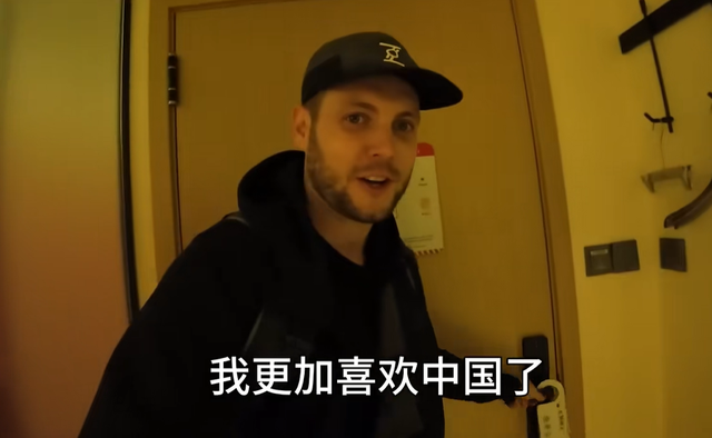 爱尔兰情侣带着偏见来中国旅游，结果不到二十四小时就被打脸三次