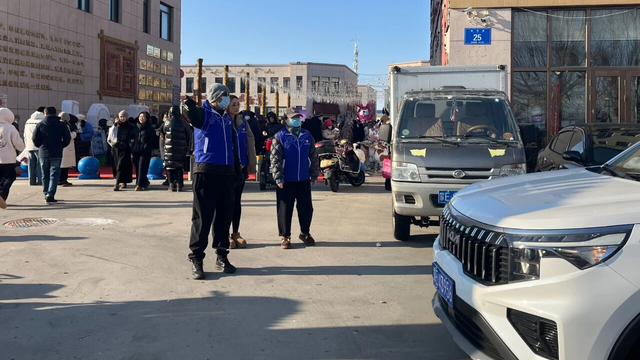 青年志愿者为鄂温克族自治旗冬季游牧文化体验季“伊德喜”冬储肉大集注入青春力量