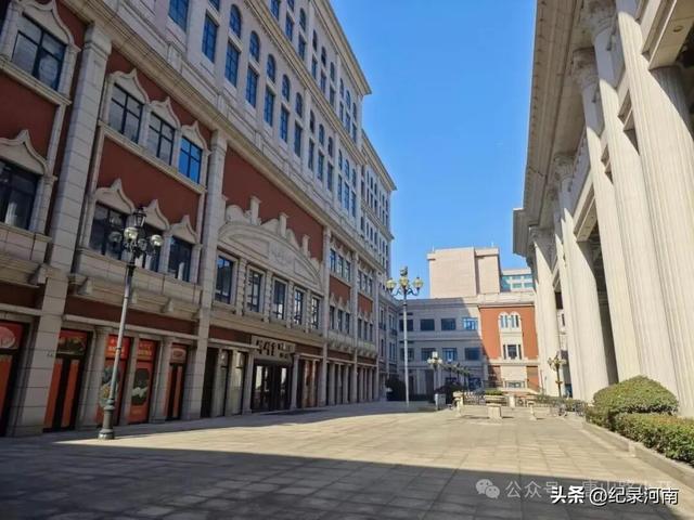 上海：繁华背后的商场荒芜之境