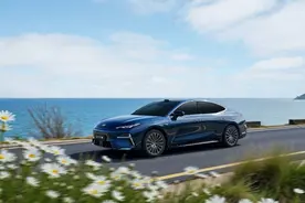 吉利汽车2025年上半年营收首破1500亿 核心归母净利润劲增102%图片