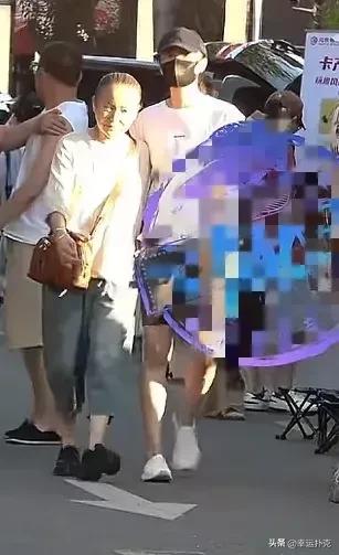 宋佳牵母亲逛工作室，镜头后的温情，比热搜更动人