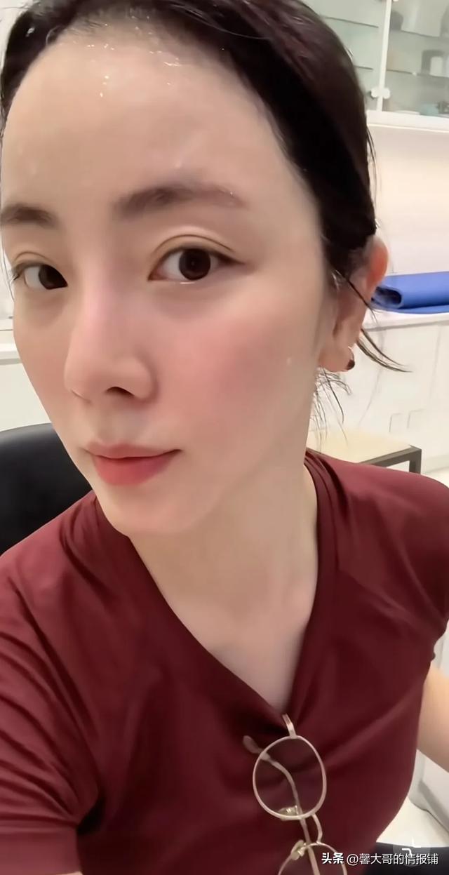 李思思晒健身日常，大汗淋漓，俩儿子在泳池游泳，疑似豪宅曝光
