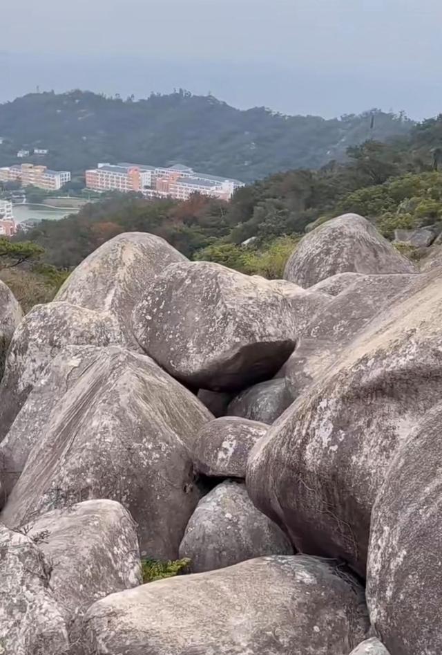 厦门东坪山跳跳谷，岛内户外六谷之一，来这里需要进行跳跃式攀爬