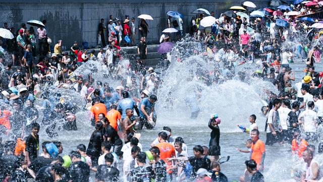 广东连山“七月香”：壮瑶汉各族儿女戏水祈福 水韵氧吧城清凉一夏