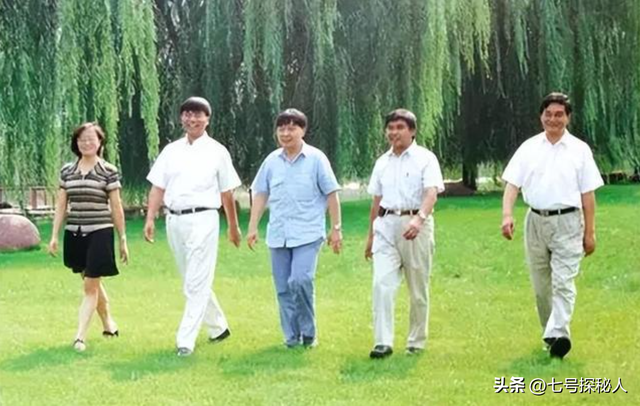 生了4个儿子，因太穷送走两个，谁知四个儿子最后都成了亿万富翁