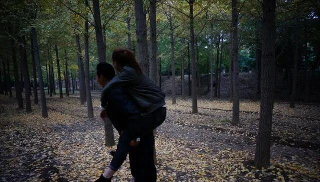 河北一太太	，因在“客厅种大树”走红，好壮观，妥妥的视觉盛宴