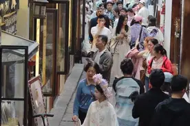 爆火！杭州这条巷子年轻姑娘扎堆，老板忙到凌晨！还有人拖着行李箱赶来图片