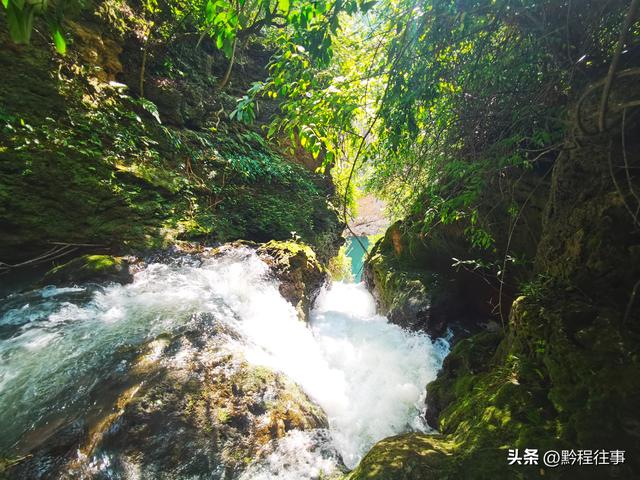一个洞内烟云氤氲的躲匪洞，一个白练如幕的暗河瀑布