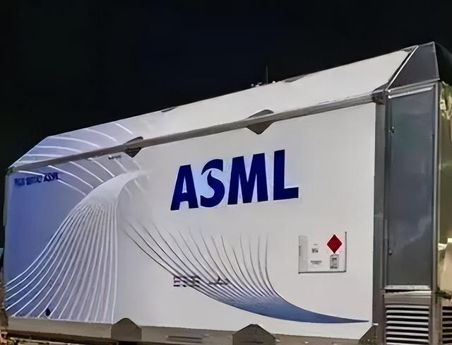 荷兰政府花200亿挽留无效！光刻机巨头ASML为何要从老家搬走？