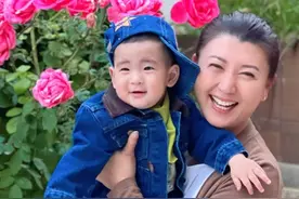 51岁闫学晶带孙子画面曝光，陪骑车举高高和蔼可亲，住豪华大别墅图片
