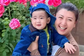51岁闫学晶带孙子画面曝光，陪骑车举高高和蔼可亲，住豪华大别墅图片