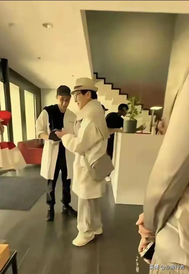 71岁成龙在瑞士，与儿子结伴同行，房祖名瘦得脱相，与爸爸一般高