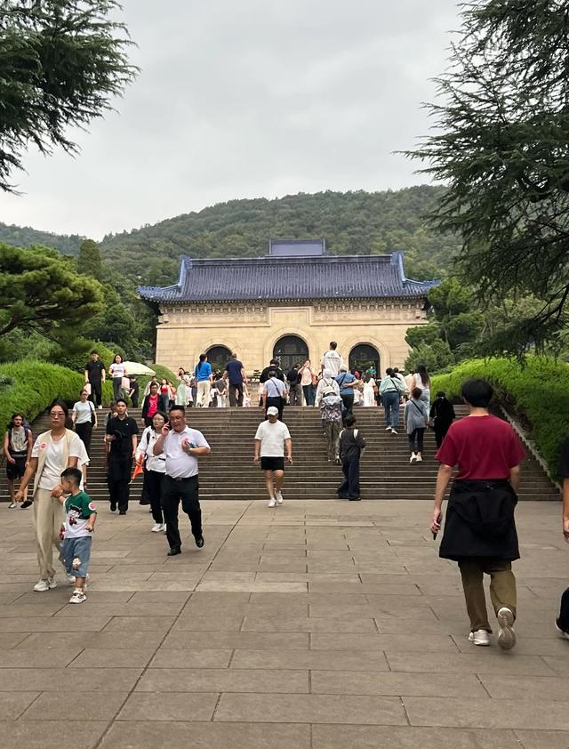 中山陵游人如织