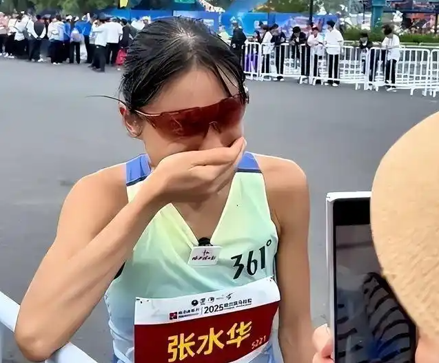 原来我们被骗了！官媒揭最快女护士真实一面，内容披露，家属回应