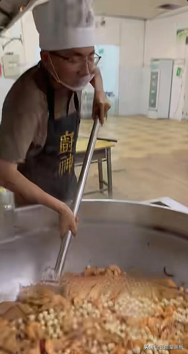 河南一90后校长，为了锻炼学生，带自家割麦子，多好的校长!