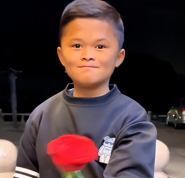 没钱还硬装？宁夏一笑成名拒绝百万签约的小女孩，现在成了这样