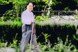 1959年毛主席回乡祭拜父母，看到坟前有几个小洞，当即做了个动作图片