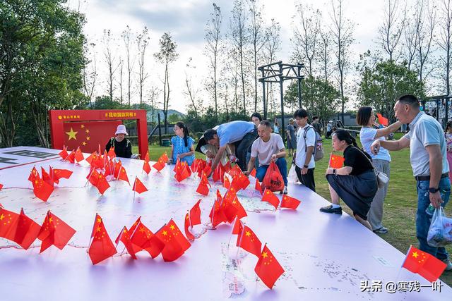国庆假期这个 “红旗映山河” 火了！孩子玩着学地理，大人们很感动