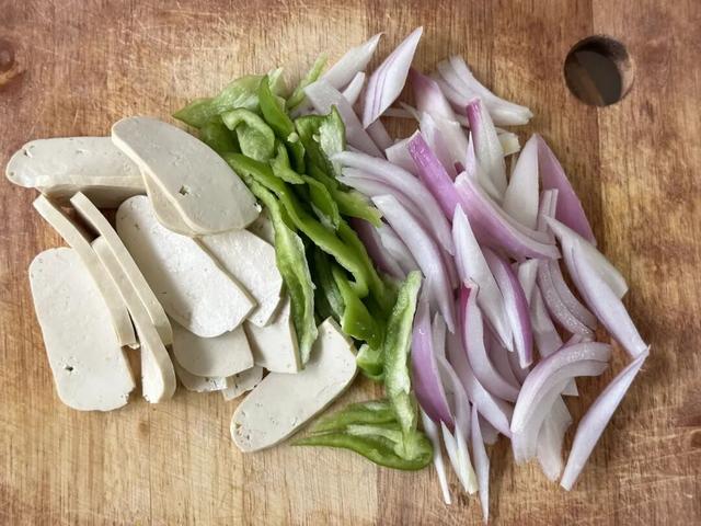 没想到，这三样食材组合炒一盘，才叫好吃下饭！关键既便宜又营养