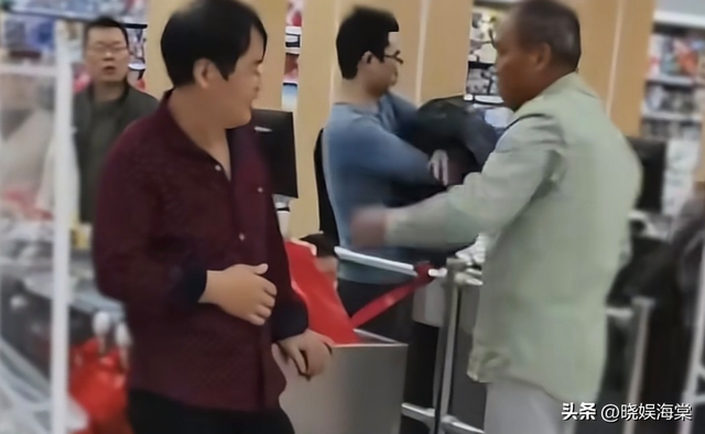 老人超市脱衣证清白后续：警方通报双方和解，超市老板身份被扒