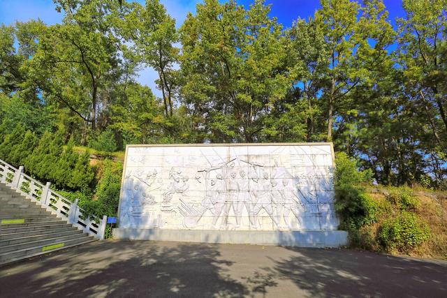 云南曲靖寥廓公园，环境优美，文化深厚，是俯瞰城市美景的好去处