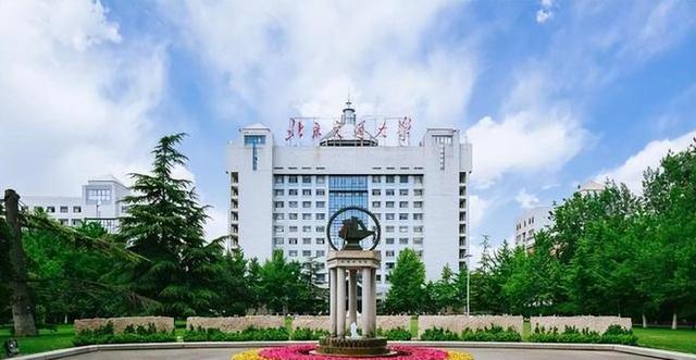 谁先下车谁就输！神奇的北京地铁4号线，一眼放去都是985名校