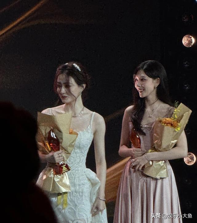 徐璐出席搜狐时尚盛典，穿吊带蕾丝裙勾勒出曼妙身姿	，灵动又漂亮