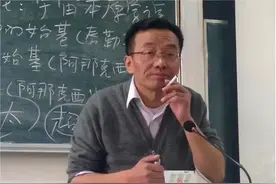 教授王德峰因讲课吸烟遭家长们痛批缺德！学生：你们只懂指指点点图片