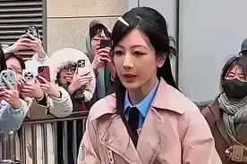 翻车了？杨紫录制综艺路透颜值大变遭吐槽，乍一看还以为是蔡明图片