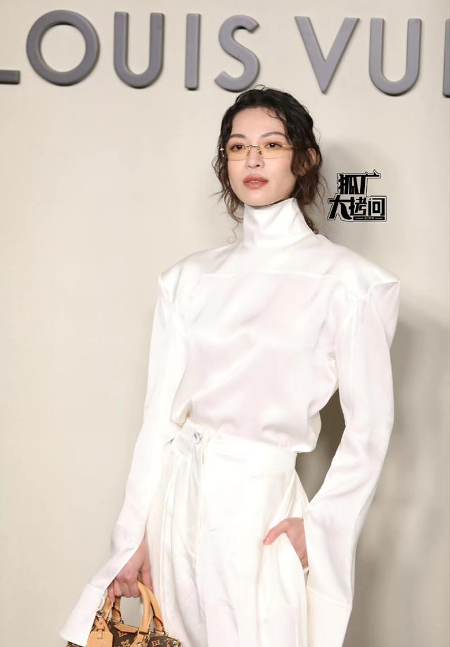 这一夜	，全程冷脸、穿蓬蓬裙的巩俐，让所有人见识了她的江湖地位