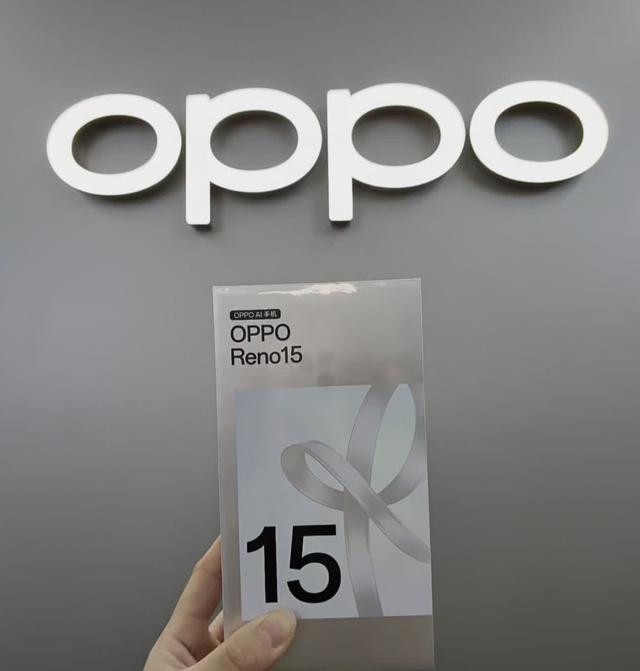 OPPO Reno15真机细节泄露：高颜值+2亿像素，配置狠到不敢信