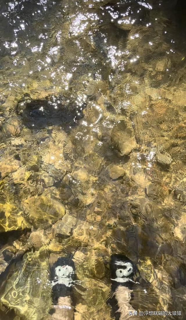 柳埠外石村里的瀑布，孩童们玩水好去处