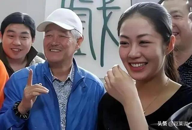 被赵本山养了11年，走红后嫁富豪却惨遭背叛，如今境遇令人意外