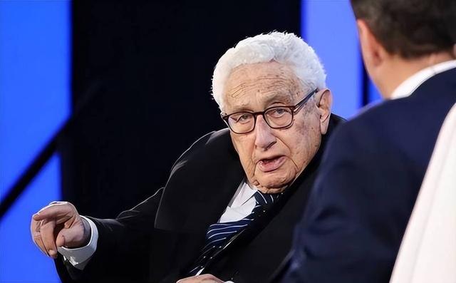 中美一旦开战	，美军将全面轰炸中国？基辛格曾称：中美正走向悬崖