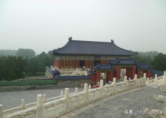 古木参天、绿草如茵，天坛景色秀