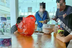 震惊了！服务区偶遇锅碗筷随身带的，瞬间觉得我和人家差的不止钱图片