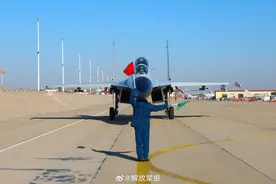 砺剑长空！战机飞行训练图片