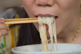 35岁男子，每天光吃菜不吃米饭，6个月后，身体发生了什么变化？图片