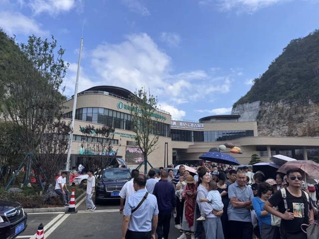“横竖都是世界第一”的花江峡谷大桥成顶流景点，国庆假期车辆已约满，文旅局：每天游客过万，建议错峰前来