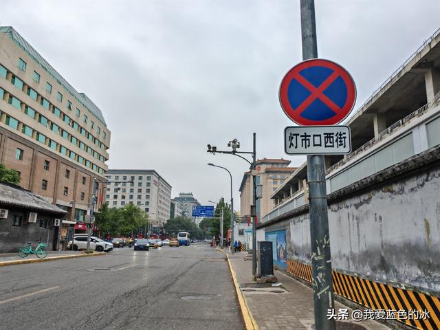 从中国美术馆出来，钻胡同，一路逛到王府井大街