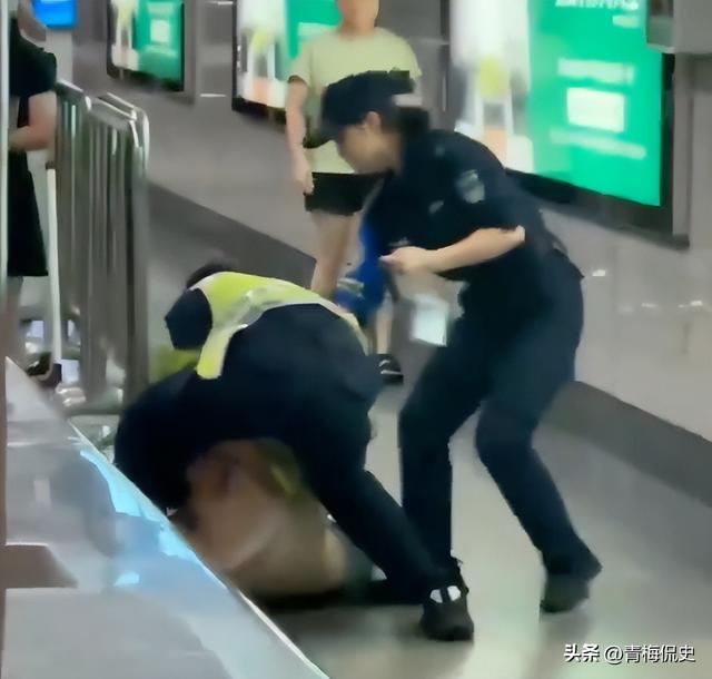 女子追打安检员后续：知情人透原因，女子正脸曝光太狰狞，已拘留