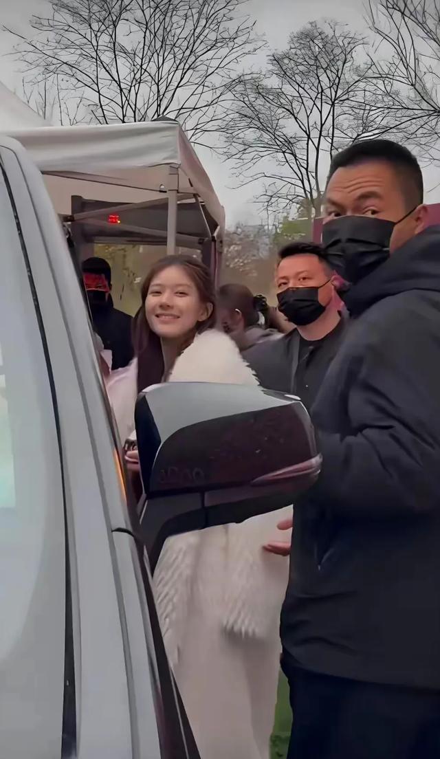 身材比例一般，但架不住脸漂亮呀！还是有那么多人迷恋她！