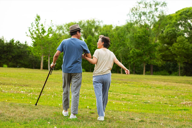 寿命长不长，看走路就知道？走路时有5个表现，或与长寿无缘