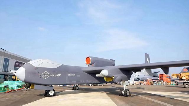美国空军很“绝望”，中国歼36飞跃2万米高度，F22连影子都够不到