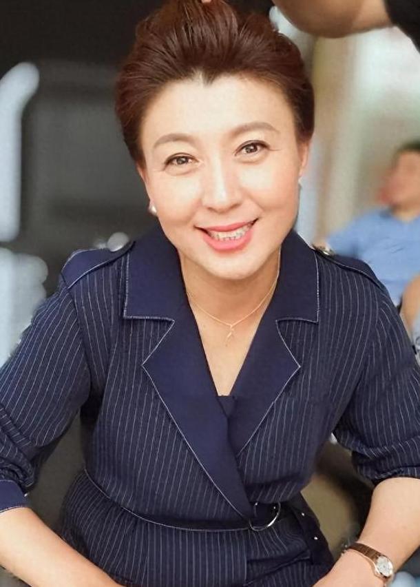 重罚！偷税、背人命债	，被官方彻查后首露面的闫学晶 迎来最终结局