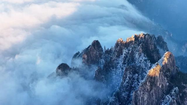 黄山冬日美景“开挂”雾凇、佛光、云海、日出日落出镜，美到失语