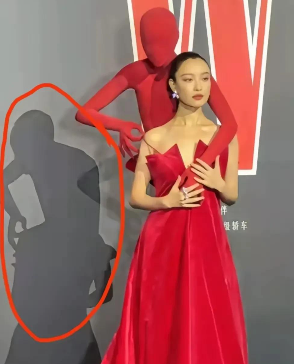 上海这夜成“见光死”现场，高清镜头暴露真颜，马伊琍丑得没眼看
