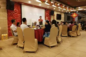 升学宴秒变“丢人宴”，34桌来几个人，网友：就差把要钱写脸上了图片