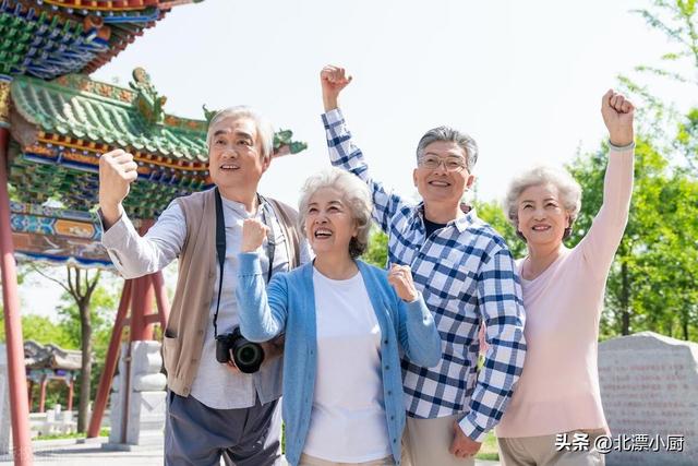 退休后出门旅游，过来人提醒：最好别自由行，体验2次你就明白了