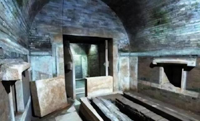 北京挖出大太监李莲英之墓	，开棺后，考古人员被吓得浑身发抖